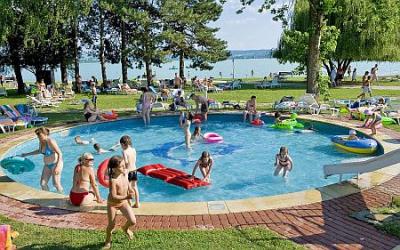 Gyerekmedence a Klub Tihanyban, bungalók a Balatonnál - ✔️ Club Tihany Bungalows**** ✔️ Akciós faházak a Balatonnál!