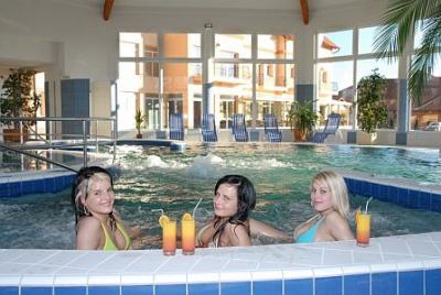 Cserkeszőlői Aqua Spa Wellness Hotel belső medencével és jakuzzival - ✔️ Aqua Spa Hotel**** Cserkeszőlő - Akciós wellness csomagajánlatok félpanzióval Cserkeszőlőn