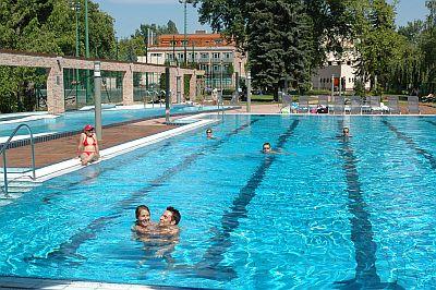 Nagy úszómedence Budán a Holiday Beach hotelben - ✔️ Holiday Beach Hotel**** Budapest - Akciós Wellness szálloda a Duna partján Csillaghegyen