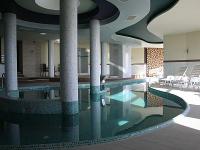 Úszómedence a pécsi Kikelet szálloda wellness centrumában