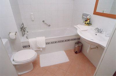 Hotel Mediterran**** fürdőszobája - hotel Gellért hegy lábánál - ✔️ Hotel Mediterran Budapest ✔️ akciós 4* szálloda Budapesten